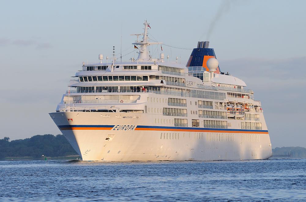 8493 Morgensonne auf der Elbe vor Hamburg - Kreuzfahrtschiff EUROPA | Bilder von Schiffen im Hafen Hamburg und auf der Elbe